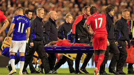 Divock Origi vom FC Liverpool wird vom Platz getragen