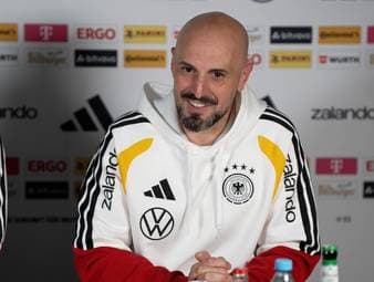 Nach nur zwei Einsätzen bei der U21-Nationalmannschaft wurde Lennart Karl von Bundestrainer Julian Nagelsmann in die A-Nationalmannschaft berufen. U21-Coach Antonio Di Salvo äußert sich zum Bayern-Talent und formuliert seine Hoffnungen für Karl mit Blick auf die kommende WM.