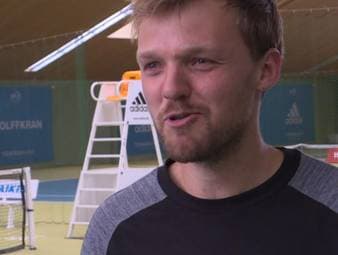 Sie sind keine Großverdiener wie die Superstars. Deutsche Tennisprofis jenseits der Top 100 leben vom Ersparten - und nutzen die freie Zeit für eher ungewohnte Beschäftigungen.