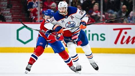 Harte Gegenwehr für Leon Draisaitl (r.)