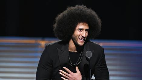 Colin Kaepernick wartet seit seinem Hymnenprotest auf einen Job in der NFL Colin Kaepernick wartet seit 2016 auf ein neues Engagement in der NFL