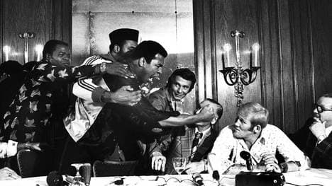 Muhammad Ali ging bei der Pressekonferenz auf Richard Dunn los