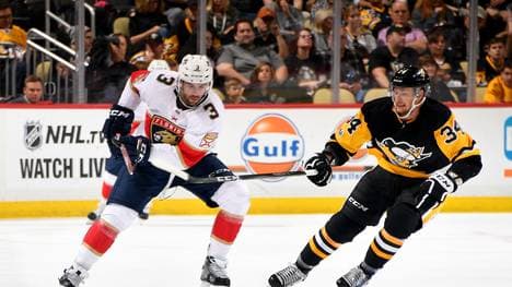  Tom Kühnhackl (r.) gewinnt mit seinen Pittsburgh Penguins gegen die Florida Panthers