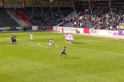 Wie raffiniert ist bitte diese Freistoß-Variante?