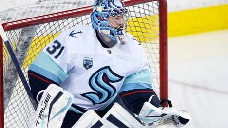 Philipp Grubauer musste bei der Pleite gegen Winnipeg verletzt vom Eis