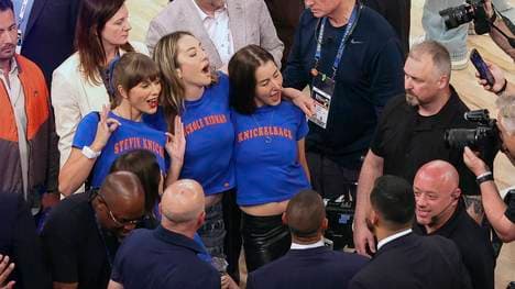 NBA, Basketball Herren, USA Finals Game 4 - San Antonio Spurs at New York Knicks (C-L to C-R) Taylor Swift, Este Haim and Alana Haim pose for a picture before Game 4 of the NBA Finals, played between the San Antonio Spurs and New York Knicks at Madison Square Garden in New York, New York, USA, 10 June 2026. NEW YORK NEW YORK UNITED STATES PUBLICATIONxINxGERxAUTxINDxONLY Copyright: xSARAHxYENESELx