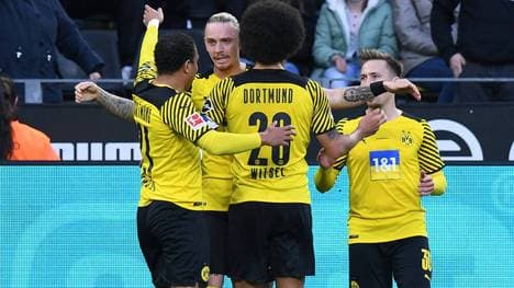 Der BVB feiert das 1:0 durch Marius Wolf