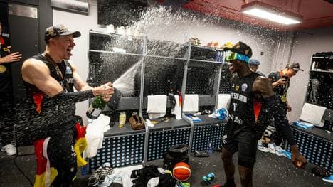 Dennis Schröder (r.) und Andreas Obst bei der Party