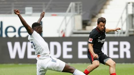 Amin Younes (r.) verlässt die Eintracht