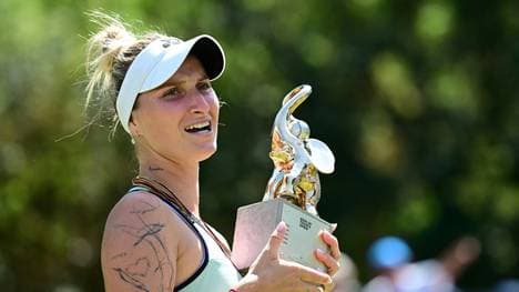 Marketa Vondrousova mit der Trophäe in Berlin