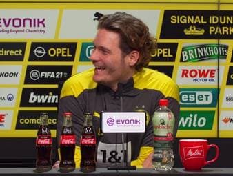 Bei der Zoom-Pressekonferenz des BVB kommt es zu einer kuriosen "Störung": Ein Wellensittich macht während der Frage eine Reporters im Hintergrund mächtig auf sich aufmerksam.