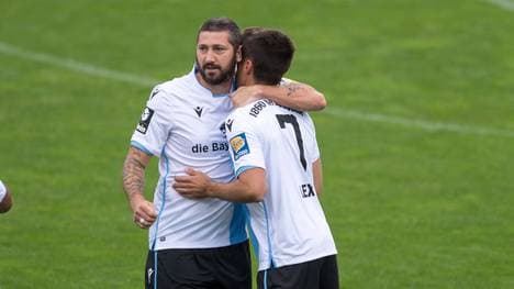 Sascha Mölders (l.) erzielte gegen Halle sein erstes Tor nach der Corona-Pause