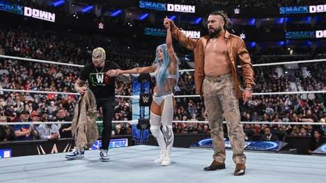 Andrade (r.) verbündete sich bei WWE SmackDown mit Rey Mysterio und Weggefährtin Zelina Vega