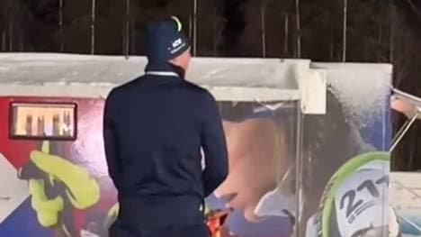Biathlon-Star Vetle Sjastad Christiansen uriniert vor einem Trailer des tschechischen Teams