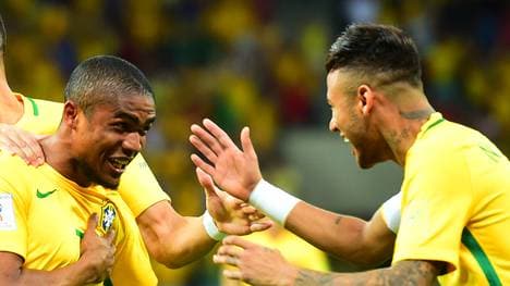 Douglas Costa (l.) schlüpft gegen Russland in die Rolle von Neymar