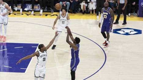 LeBron (r.) sieht seinem Sohn beim Wurf zu