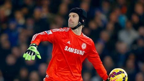 Petr Cech trägt seit einer schweren Kopfverletzung im Jahr 2006 auf dem Platz einen Kopfschutz