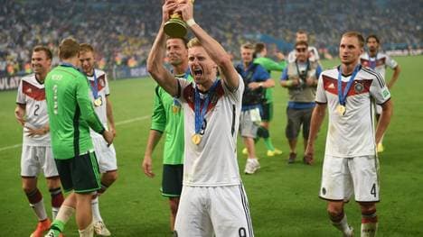 Schürrle mit dem WM-Pokal