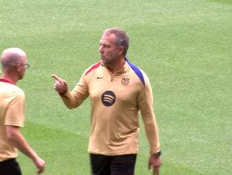 Der FC Barcelona bekommt harte Konsequenzen für einen rassistischen Schriftzug in der eigenen Fankurve zu spüren.