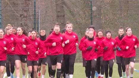 Ukrainische Fußballerinnen trainieren mit dem 1. FC Köln
