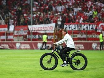Plötzlich radelt Rangnick übers Spielfeld