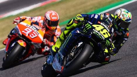 Valentino Rossi (r.) und Marc Marquez treten in einem virtuellen Rennen gegeneinander an