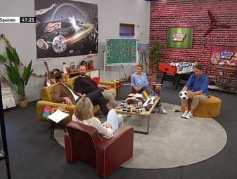 Das frühe DFB-Aus bei der EM ist auch Thema im SNICKERS Fan Talks. Die Runde kritisiert vor allem die zu starke Loyalität von Bundestrainer Joachim Löw.
