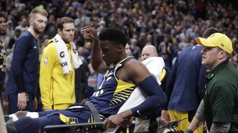 Nach einer missglückten Balleroberung muss Victor Oladipo vom Platz getragen werden