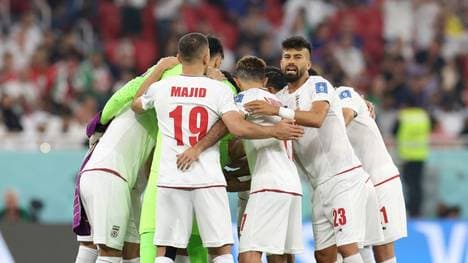 Die iranischen Spieler singen die Nationalhymne mit 