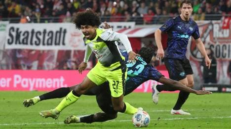 Adeyemi (l.) fällt - und kriegt keinen Pfiff