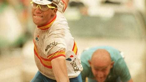 Miguel Indurain (l.) setzt sich im Zielsprint gegen Marco Pantani (r.) durch