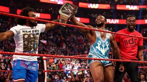 Big E (m.) feiert den WWE-Titelgewinn mit Xavier Woods (l.) und Kofi Kingston (r.)