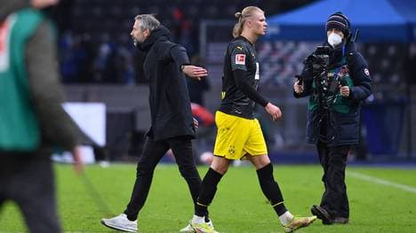 Dortmunds Marco Rose (L) und Erling Haaland waren nach der Pleite in Berlin bedient