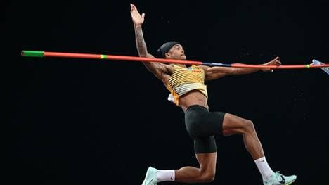 Lita Baehre springt seine Saisonbestleistung