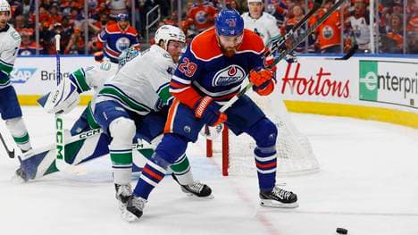 Leon Draisaitl (r.) verpasst die Eishockey-WM mit Deutschland wegen der NHL-Playoffs