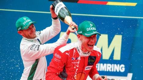 Van der Linde (r.) darf sich feiern lassen