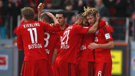 Simon Rolfes und Bayer Leverkusen jubeln