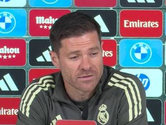 Vor dem Spiel gegen den FC Valencia wird Xabi Alonso gefragt, ob sich Vinícius Júnior für sein Verhalten bei seiner Auswechslung im Clásico entschuldigt habe. Der Trainer von Real Madrid berichtet daraufhin von einem besonderen Teammeeting.