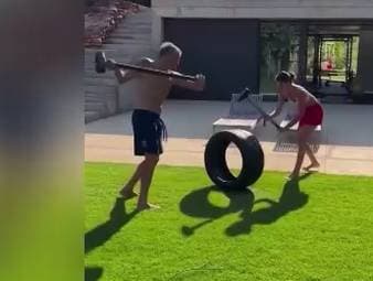 PSG-Coach Luis Enrique hält sich im Urlaub fit - allerdings auf eine sehr skurrile Art und Weise. 