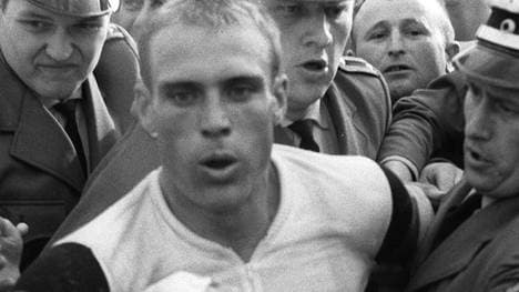Rudi Altig im Gedränge nach seinem WM-Sieg am Nürburgring