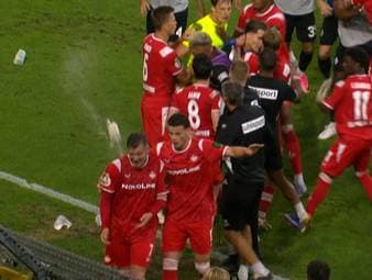 Becherwurf, Pyrotechnik und Platzsturm: Das Südwest-Derby in Mannheim eskaliert völlig. Nach über 30 Minuten Unterbrechung folgt in der 120. Minute die Erlösung: Ibrahim Kanaté trifft zum 1:0 für Kaiserslautern.