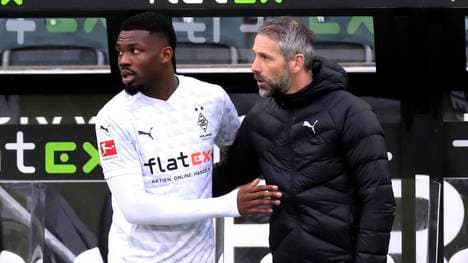 Marcus Thuram (li.) sitzt gegen Manchester City zunächst auf der Bank