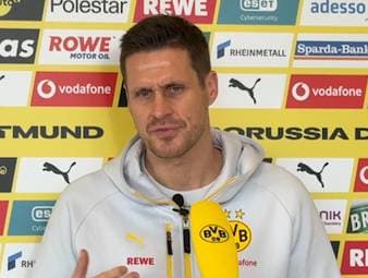 In einer Medienrunde beim BVB-Trainingslager in Marbella spricht BVB-Sportdirektor Sebastian Kehl über die Vertragsverhandlungen mit Nico Schlotterbeck.