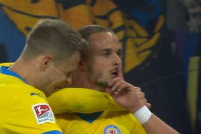 Traum schon geplatzt? Freche Geste nach sattem Strahl