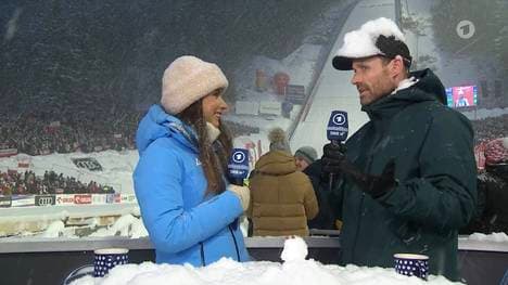 Skisprung-Experte Sven Hannawald und ARD-Moderatorin Lea Wagner lassen sich in Zakopane einschneien
