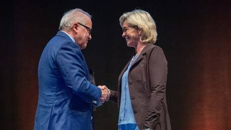 Die langjährige Bundestrainerin Silvia Neid (r.) fungiert als eines der Gesichter der Kampagne