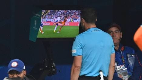 Felix Zwayer schaut sich die strittige Elfmeter-Szene auf dem VAR-Bildschirm an