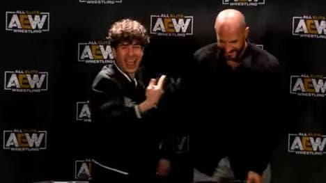 Tony Khan (l.) begrüßte Ex-WWE-Star Claudio Castagnoli euphorisch bei AEW