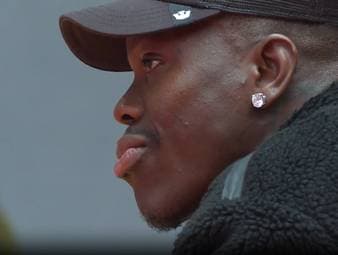 NBA-Star Dennis Schröder wird bei der Umbenennung einer Halle in "Dennis Schröder Halle" emotional - und kämpft sogar mit den Tränen. 