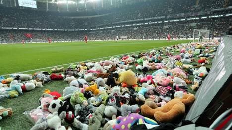 Besiktas-Fans zeigen Solidarität mit Erdbebenopfern